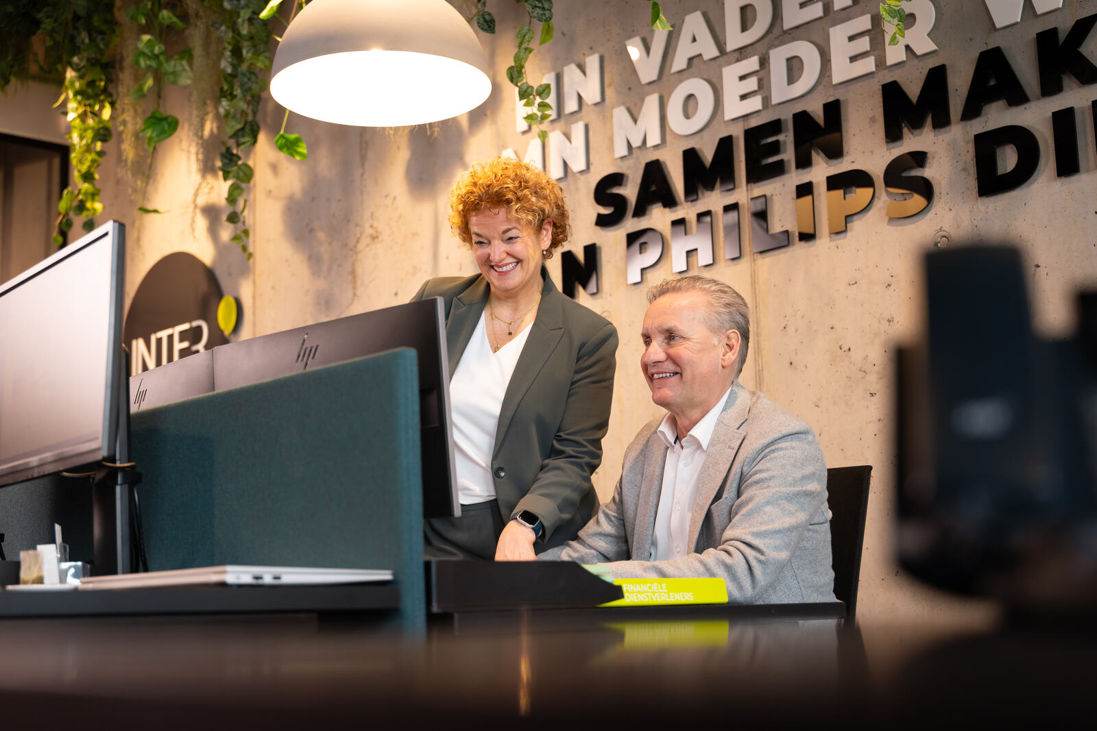 Adviseurs van Intersant op kantoor aan de Torenallee