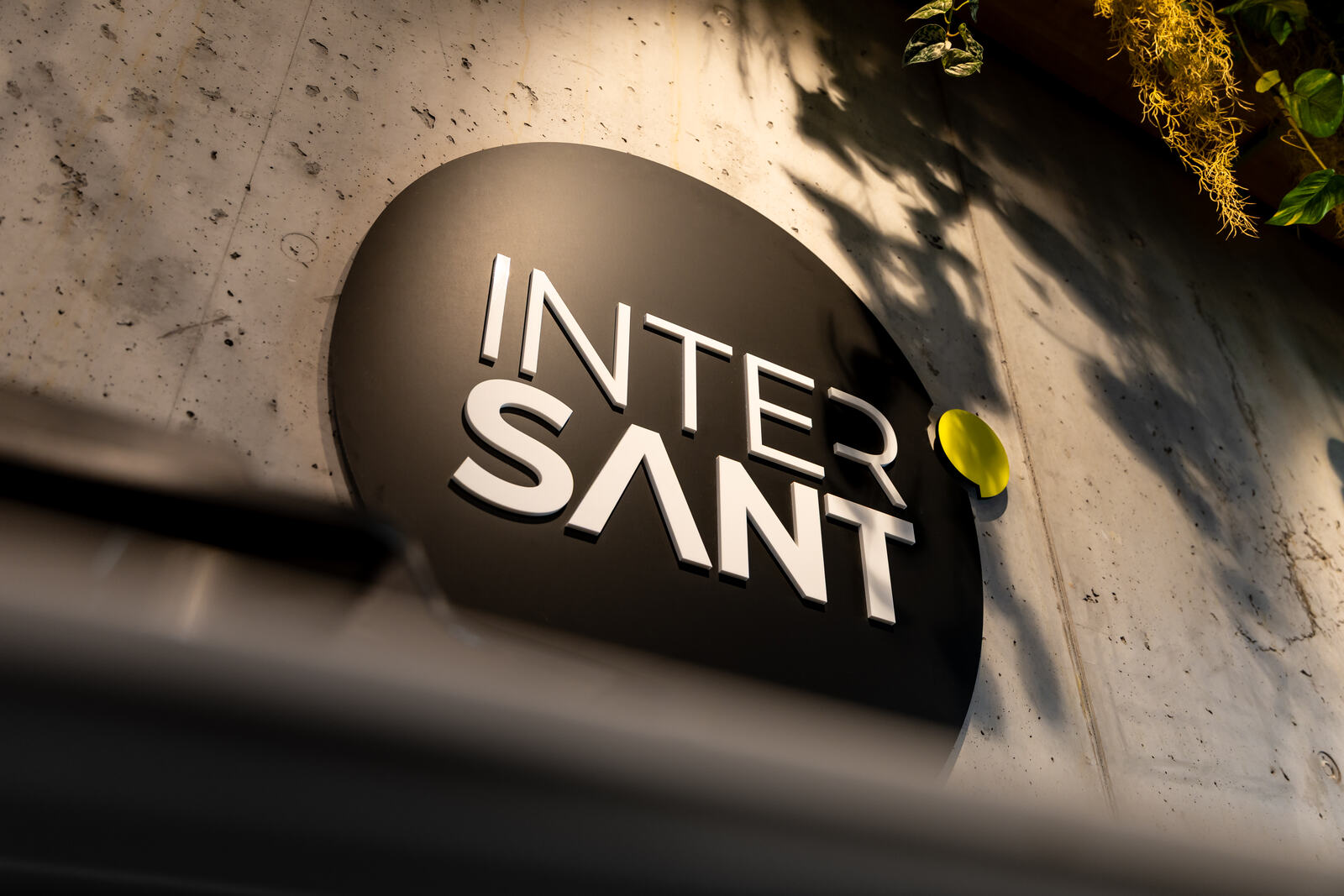Het logo van Intersant op kantoor